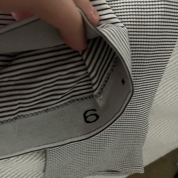 black and white thin strip lululuemon swiftly tech - Picture 3 of 3